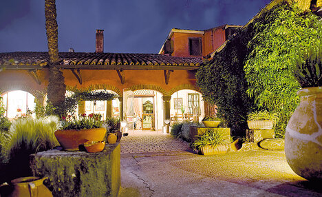 Der romantische Innenhof des Hotels Lucrezia am Abend