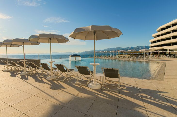 Grand Hotel View <div class="m-page-header__rating"><span class="m-page-header__rating--star"></span><span class="m-page-header__rating--star"></span><span class="m-page-header__rating--star"></span><span class="m-page-header__rating--star"></span></div>