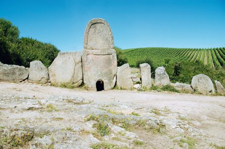 Prähistorische Stätte auf Sardinien aus aufgestellten Steinplatten