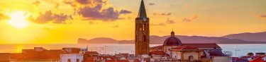 Blick über die Dächer von Alghero bei Sonnenuntergang