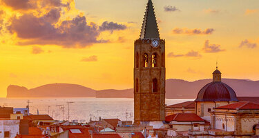 Blick über die Dächer von Alghero bei Sonnenuntergang