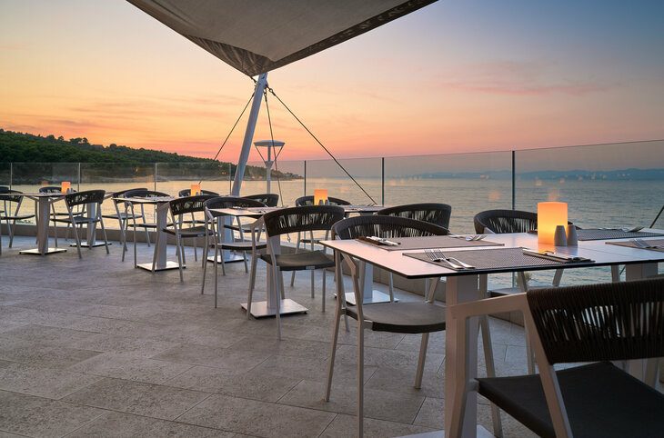 Grand Hotel View <div class="m-page-header__rating"><span class="m-page-header__rating--star"></span><span class="m-page-header__rating--star"></span><span class="m-page-header__rating--star"></span><span class="m-page-header__rating--star"></span></div>