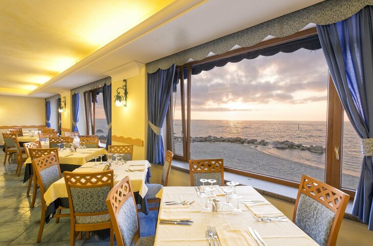 Erlebnisreise Ischia - Hotel Tritone Terme <div class="m-page-header__rating"><span class="m-page-header__rating--star"></span><span class="m-page-header__rating--star"></span><span class="m-page-header__rating--star"></span><span class="m-page-header__rating--star"></span></div>