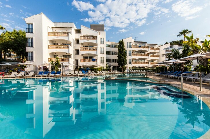 La Pergola Aparthotel <div class="m-page-header__rating"><span class="m-page-header__rating--star"></span><span class="m-page-header__rating--star"></span><span class="m-page-header__rating--star"></span><span class="m-page-header__rating--star"></span></div>