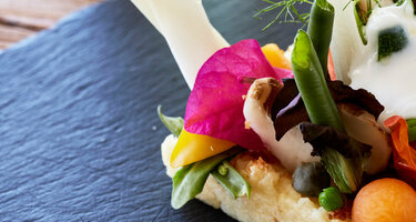 Farbenfrohes sardisches Essen auf einer grauen Platte angerichtet