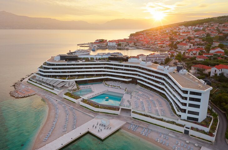 Grand Hotel View <div class="m-page-header__rating"><span class="m-page-header__rating--star"></span><span class="m-page-header__rating--star"></span><span class="m-page-header__rating--star"></span><span class="m-page-header__rating--star"></span></div>