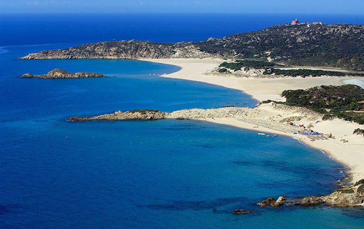 Breite helle Dünensandsträne auf Sardinien