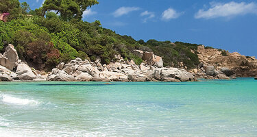 türkisblaues Wasser und ein weisser Strand an der Costa Smeralda auf Sardinien