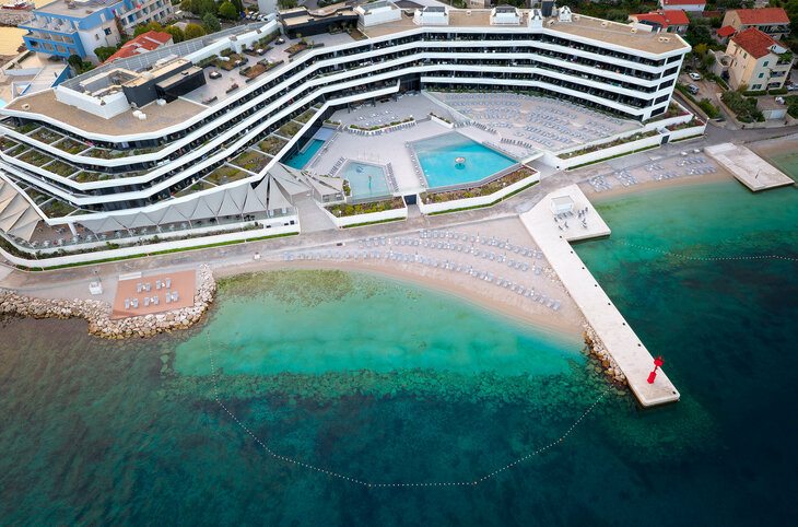 Grand Hotel View <div class="m-page-header__rating"><span class="m-page-header__rating--star"></span><span class="m-page-header__rating--star"></span><span class="m-page-header__rating--star"></span><span class="m-page-header__rating--star"></span></div>